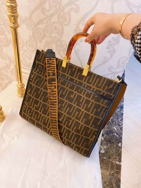 2020 new female shopping canvas retro presbyopic stripe coffee brown bag shoulder beach bags women handbag woman luxury handbag
2020 new female shopping canvas retro presbyopic stripe coffee brown bag shoulder beach bags women handbag woman luxury handbag