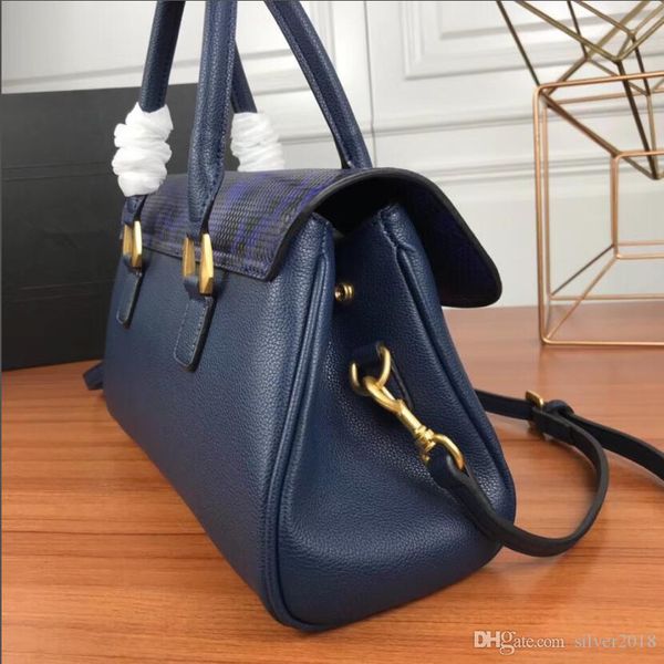 designer genuine leather women gold zipper metal trim bag snakeskin large capacity handbag fake ostrich luxury party retro women cover bag
designer genuine leather women gold zipper metal trim bag snakeskin large capacity handbag fake ostrich luxury party retro women cover bag