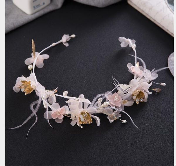 wedding bride feather flower head with studio and make-up bridal headdress, Slivery;golden
wedding bride feather flower head with studio and make-up bridal headdress, Slivery;golden