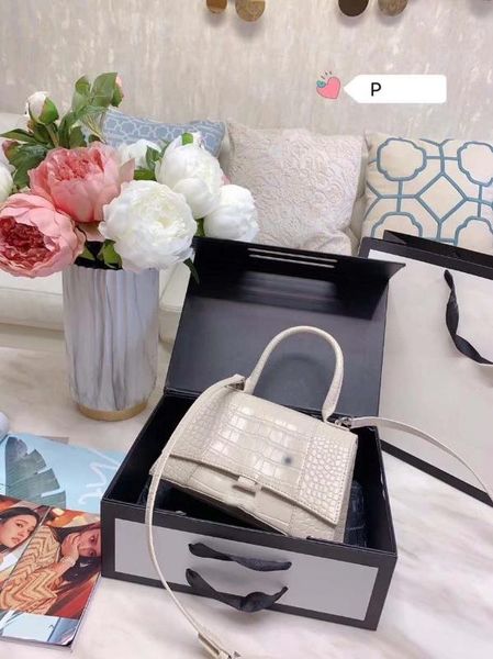 2020 new large-capacity cross-body handbags, high-quality leather handbags, buckle decoration luxurious crocodile leat
2020 new large-capacity cross-body handbags, high-quality leather handbags, buckle decoration luxurious crocodile leat