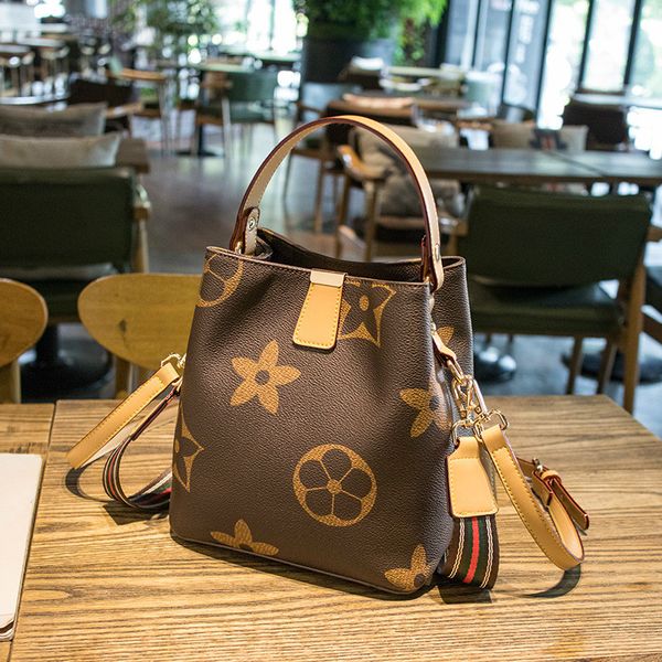 2020 дизайнерские роскошные сумки кошельки lletter flower crossbody bag tote shoulder travel duffle bag кошелек из натуральной кожи
2020 дизайнерские роскошные сумки кошельки lletter flower crossbody bag tote shoulder travel duffle bag кошелек из натуральной кожи