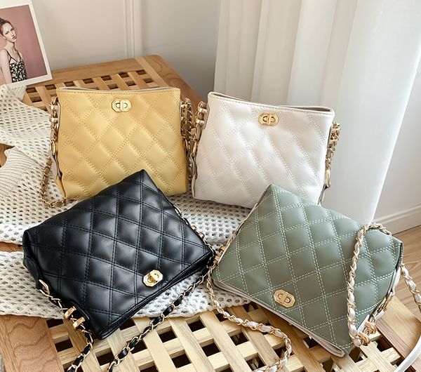 жаркое лето newshows малый кожа pu crossbody сумка с металлической цепью ремень одного плеча для женщин
жаркое лето newshows малый кожа pu crossbody сумка с металлической цепью ремень одного плеча для женщин