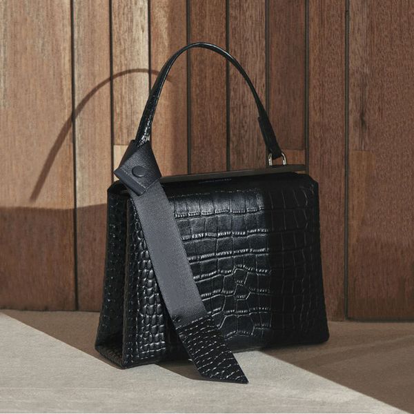 design black crocodile pattern bag women's 2020 new style versatile shoulder handbag
design black crocodile pattern bag women's 2020 new style versatile shoulder handbag