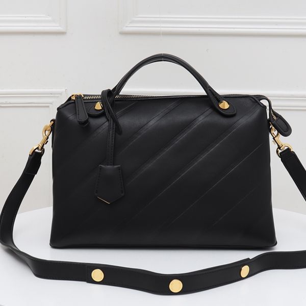 дизайнерские сумки для путешествий duffle сумки totes сумка сцепления рельефный нашивки хорошее качество кожи сумка 2019 новые сумки кошельк
дизайнерские сумки для путешествий duffle сумки totes сумка сцепления рельефный нашивки хорошее качество кожи сумка 2019 новые сумки кошельк