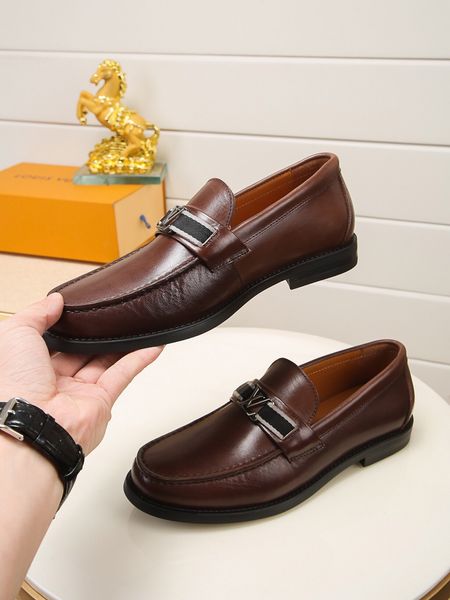 luxury british men's business dress shoes true leather black brown round toe formal wedding shoes zapatos de hombre men's slippers 
luxury british men's business dress shoes true leather black brown round toe formal wedding shoes zapatos de hombre men's slippers