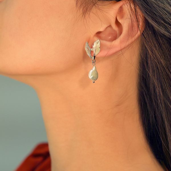 european and american exaggerated cool trendy earrings female simple atmosphere metal small leaves imitation pearl earrings earrings, Golden
european and american exaggerated cool trendy earrings female simple atmosphere metal small leaves imitation pearl earrings earrings, Golden