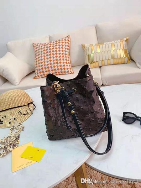 2019 new embroidery reading classic pillow drawstring tote bucket bag euramerican fashion single shoulder handbag messenger luxury handbagg
2019 new embroidery reading classic pillow drawstring tote bucket bag euramerican fashion single shoulder handbag messenger luxury handbagg
