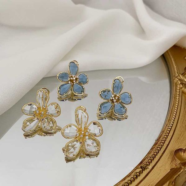 aomu new exaggerated luxury irregular stereoscopic crystal flower earrings transparent glass faceted zircon earring for women, Golden;silver
aomu new exaggerated luxury irregular stereoscopic crystal flower earrings transparent glass faceted zircon earring for women, Golden;silver