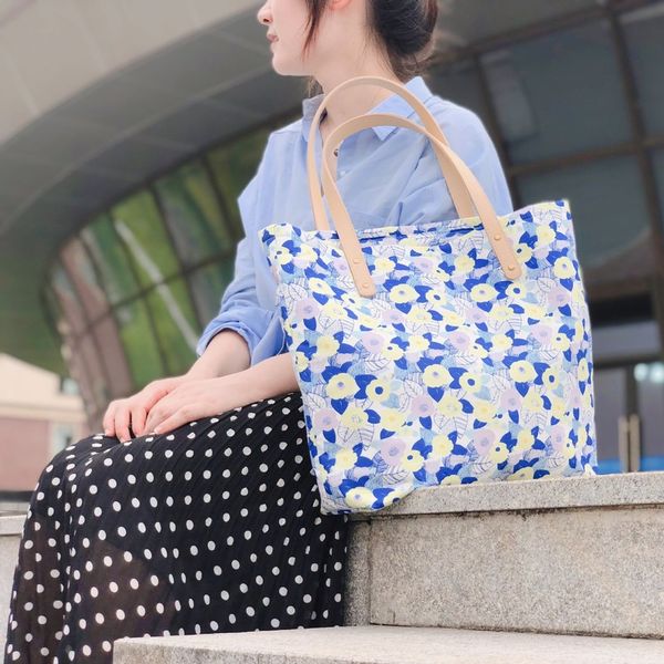 blue flower one-shoulder cloth bag tote bag women's one-shoulder artistic fresh and environmentally friendly cotton cloth
blue flower one-shoulder cloth bag tote bag women's one-shoulder artistic fresh and environmentally friendly cotton cloth