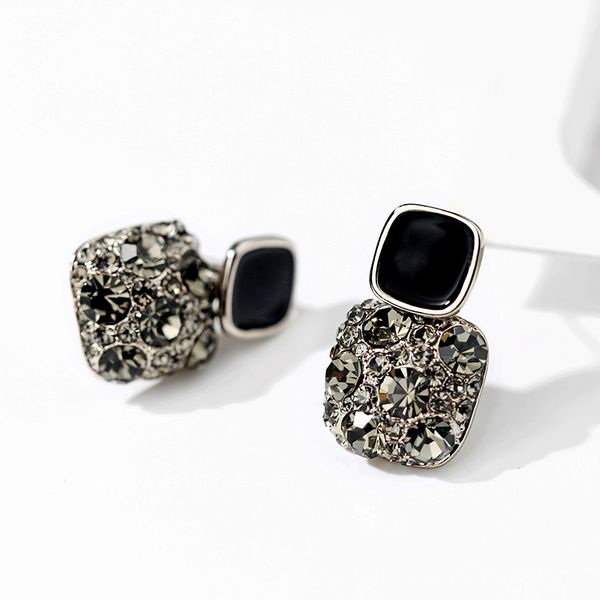 925 silver needle earrings resplendent retro earrings female temperament goddess model summer fashion trend versatile light luxury everyday
925 silver needle earrings resplendent retro earrings female temperament goddess model summer fashion trend versatile light luxury everyday