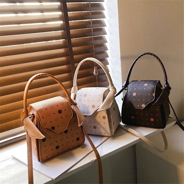 original design small handbag women's bag 2020 new fashion color contrast single shoulder messenger bag with bucket
original design small handbag women's bag 2020 new fashion color contrast single shoulder messenger bag with bucket