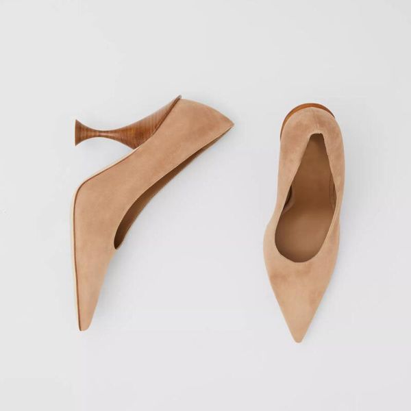 2020the new pointed heels 35/39 are made of tanned italian suede with a three-dimensional heel design, Black
2020the new pointed heels 35/39 are made of tanned italian suede with a three-dimensional heel design, Black