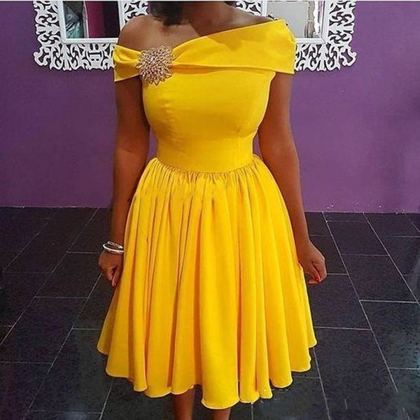 Bright Yellow A Line Homecoming Dresses with Sash Off Shoulder Bridesmaid Dress Ruched Short Cocktail Graduation Party Gowns Z47
Bright Yellow A Line Homecoming Dresses with Sash Off Shoulder Bridesmaid Dress Ruched Short Cocktail Graduation Party Gowns Z47