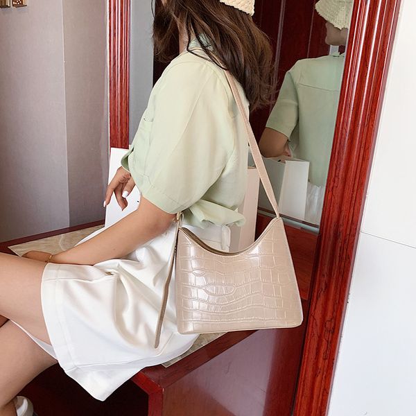 2020 new shoulder bag women's casual fashion korean version of the solid color crossbody crocodile pattern bucket bag
2020 new shoulder bag women's casual fashion korean version of the solid color crossbody crocodile pattern bucket bag