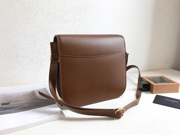 the small shoulder bag is made of leather imported from south africa with suede lining for one-shoulder diagonal span
the small shoulder bag is made of leather imported from south africa with suede lining for one-shoulder diagonal span