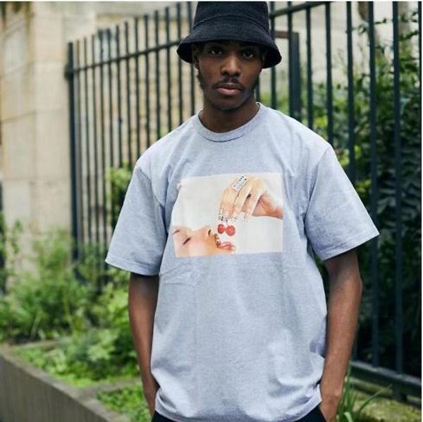 20ss box logo person eating cherry printed tee crew neck cusual t-shirt short sleeves men women street skateboard summer t-shirt, White;black
20ss box logo person eating cherry printed tee crew neck cusual t-shirt short sleeves men women street skateboard summer t-shirt, White;black