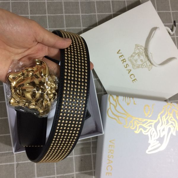 Medu a belt black real leather with nail luxury brand per on face gold teel buckle men de igner belt with box original package
Medu a belt black real leather with nail luxury brand per on face gold teel buckle men de igner belt with box original package