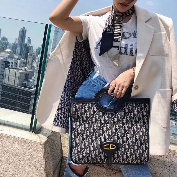 Brand de igner women blazer 2019 new fa hion v neck ingle button letter lining ca ual coat with carf
Brand de igner women blazer 2019 new fa hion v neck ingle button letter lining ca ual coat with carf