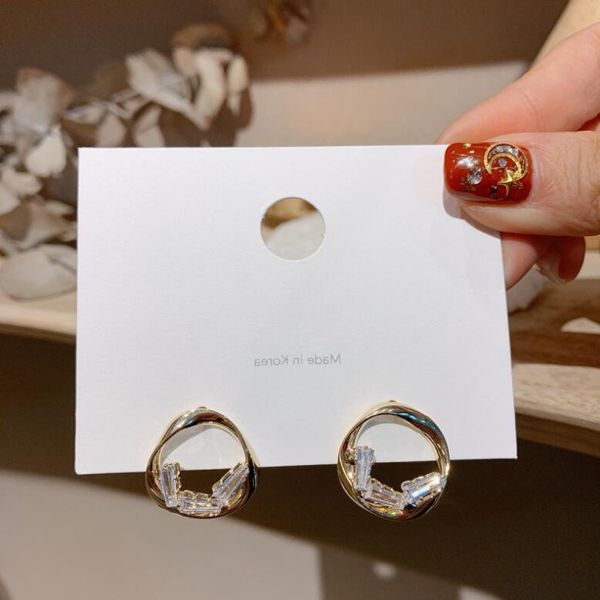 2020 korean new trendy geometric metal circle shiny cubic zirconia stud earrings for women fashion jewelry party brincos, Golden;silver
2020 korean new trendy geometric metal circle shiny cubic zirconia stud earrings for women fashion jewelry party brincos, Golden;silver