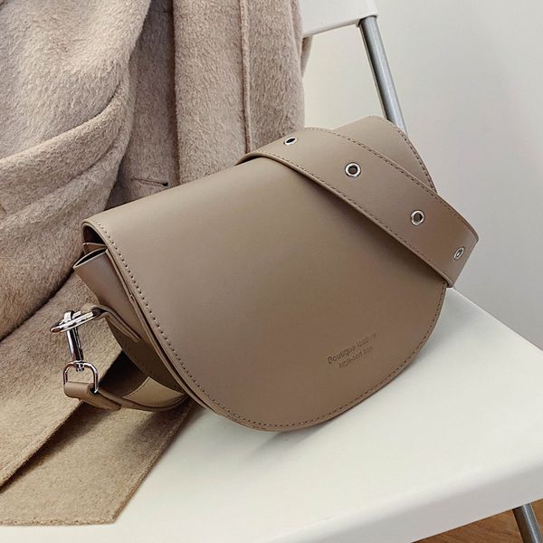 2020 new original design retro shoulder bag & fashion wide shoulder strap saddle bag width 22cm height 16cm thickness 9cm
2020 new original design retro shoulder bag & fashion wide shoulder strap saddle bag width 22cm height 16cm thickness 9cm