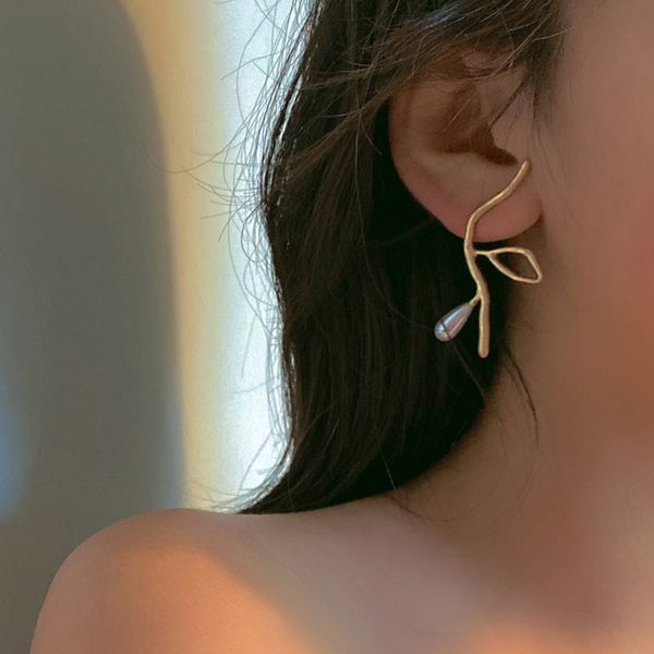 original faux pearl flower stud earrings for women asymmetric chic minority design golden korean earrings jewelry femme 2020, Golden;silver
original faux pearl flower stud earrings for women asymmetric chic minority design golden korean earrings jewelry femme 2020, Golden;silver