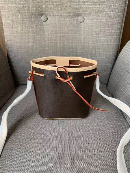 global classic luxury matching leather mini handbag handbag 41346 size 15cm 14cm 9cm
global classic luxury matching leather mini handbag handbag 41346 size 15cm 14cm 9cm