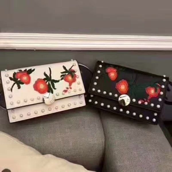 мода женщин плечо сумка с вышивкой цветов натуральной кожи сумка crossbody с заклепками площади
мода женщин плечо сумка с вышивкой цветов натуральной кожи сумка crossbody с заклепками площади