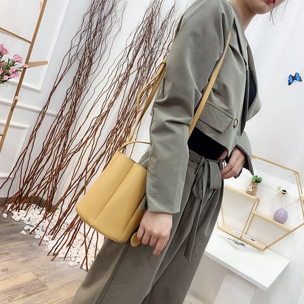 ruched женщина ковш сумка симпатичного миндальный цвет corssbody мешок drawstring мода твердой плеча pu сумка кожи messenger
ruched женщина ковш сумка симпатичного миндальный цвет corssbody мешок drawstring мода твердой плеча pu сумка кожи messenger