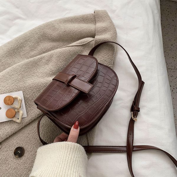 hong kong style retro chic high-end limited foreign style women's bag new 2020 wild messenger semi-circular 
hong kong style retro chic high-end limited foreign style women's bag new 2020 wild messenger semi-circular