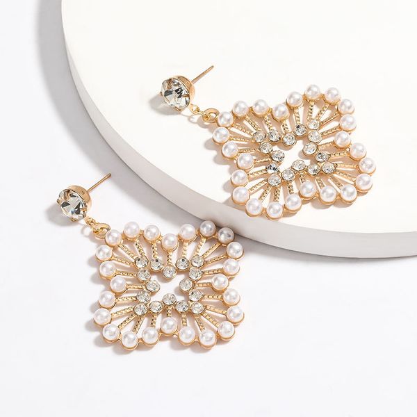 earrings2020 сезона нового цветка сплав акриловых алмаз инкрустированных жемчужные серьги модные женские серьги, Golden
earrings2020 сезона нового цветка сплав акриловых алмаз инкрустированных жемчужные серьги модные женские серьги, Golden