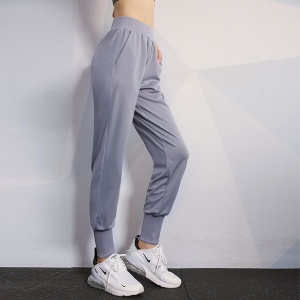 women's elastic waist running pants solid slacks loose thin sports trousers for basketball training fitness, Black;blue
women's elastic waist running pants solid slacks loose thin sports trousers for basketball training fitness, Black;blue