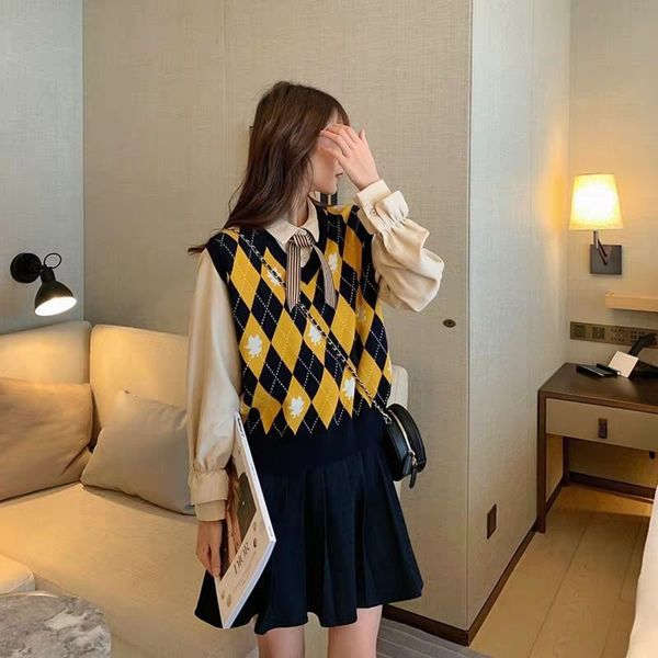 women's vests sweater vest women autumn winter 2021 england style vintage geometric rhombic v neck knit waistcoat gilet femme t509, Black;white
women's vests sweater vest women autumn winter 2021 england style vintage geometric rhombic v neck knit waistcoat gilet femme t509, Black;white