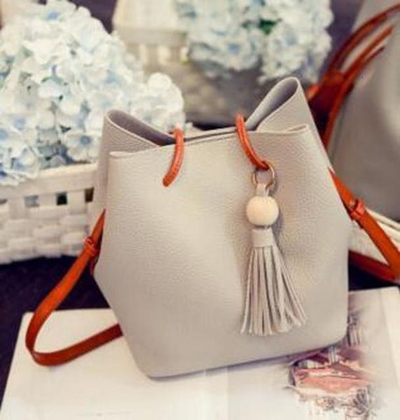 2020 new bucket bag ladies mother casual bag autumn fashion new fringed handbag shoulder messenger bag
2020 new bucket bag ladies mother casual bag autumn fashion new fringed handbag shoulder messenger bag