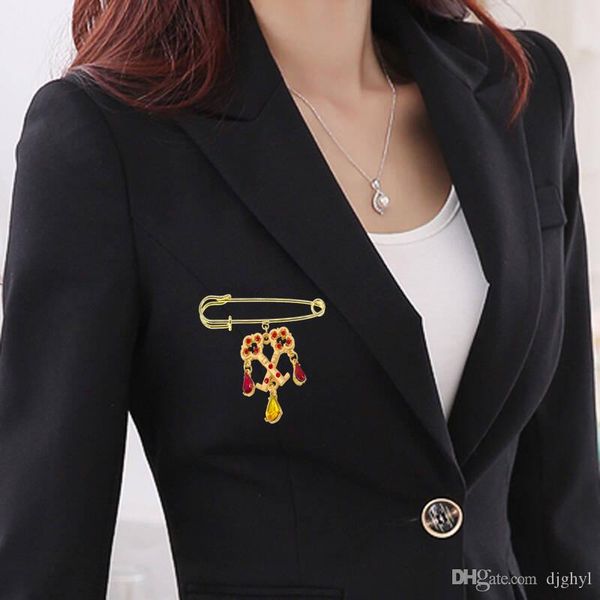new fashion female exquisite rhinestone brooch for friend charming crystal brooch pins jewelry broches party accessories, Gray
new fashion female exquisite rhinestone brooch for friend charming crystal brooch pins jewelry broches party accessories, Gray