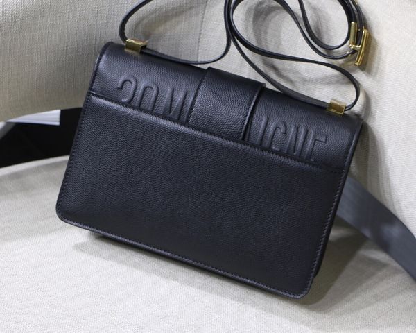 classic lady's handbag 7a high-end custom quality handbag fashion business casual style metal accessories with long shoulder strap
classic lady's handbag 7a high-end custom quality handbag fashion business casual style metal accessories with long shoulder strap