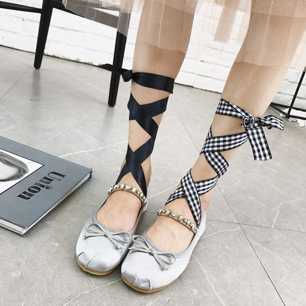 2020 designer silk ballet shoes woman cake moccasins roll-up flats crystal bow ballerina shoes 2-way wear cross strap tie loafer, Black
2020 designer silk ballet shoes woman cake moccasins roll-up flats crystal bow ballerina shoes 2-way wear cross strap tie loafer, Black