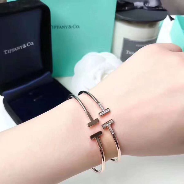 designer classic fashion titanium steel bracelet, letter female bracelet, wholesale in original box0004, Golden;silver
designer classic fashion titanium steel bracelet, letter female bracelet, wholesale in original box0004, Golden;silver