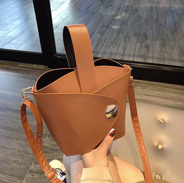 2020 женщина ковш сумка большой емкости леди плечо сумки plain crossbody сумка пляжная сумка
2020 женщина ковш сумка большой емкости леди плечо сумки plain crossbody сумка пляжная сумка