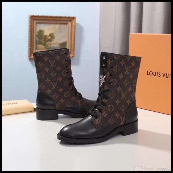 2020qq new ladies casual fashion short boots luxury ladies travel party shoes, leather material fast delivery original box packaging, Black 
2020qq new ladies casual fashion short boots luxury ladies travel party shoes, leather material fast delivery original box packaging, Black