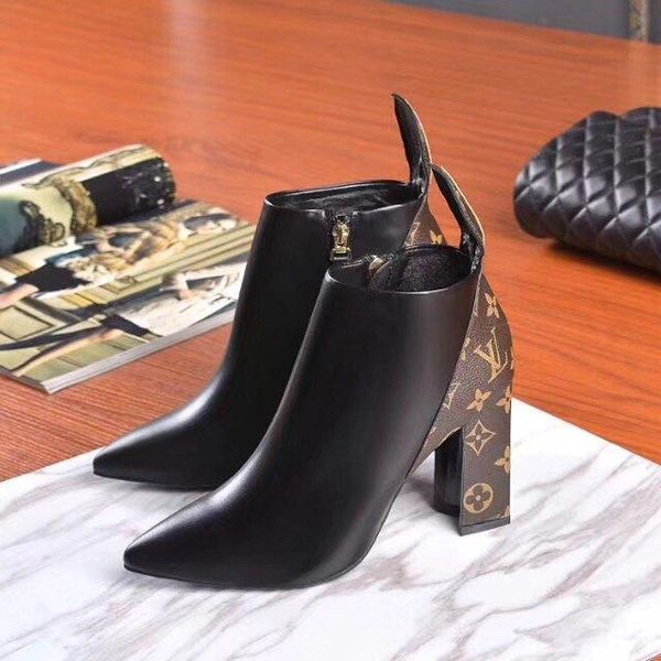 2020t autumn and winter classic old flower skin trend high-heeled ankle boots, fashion wild leather martin boots, original box packaging
2020t autumn and winter classic old flower skin trend high-heeled ankle boots, fashion wild leather martin boots, original box packaging