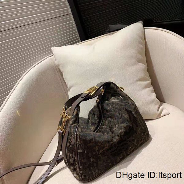retro presbyopic pillow bag middle cosmetic portable lunch box fashion one shoulder his female handbag women design handbags boston bags
retro presbyopic pillow bag middle cosmetic portable lunch box fashion one shoulder his female handbag women design handbags boston bags