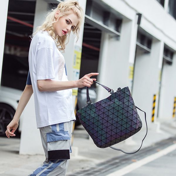 2020 new luminou bucket bag shoulder messenger bag hand diamond lattice girls totes sequins crossbody bags for women
2020 new luminou bucket bag shoulder messenger bag hand diamond lattice girls totes sequins crossbody bags for women