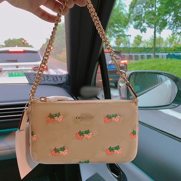 new pu strawberry hand small printing small fashion chain versatile handbag female strawberry armpit bag
new pu strawberry hand small printing small fashion chain versatile handbag female strawberry armpit bag