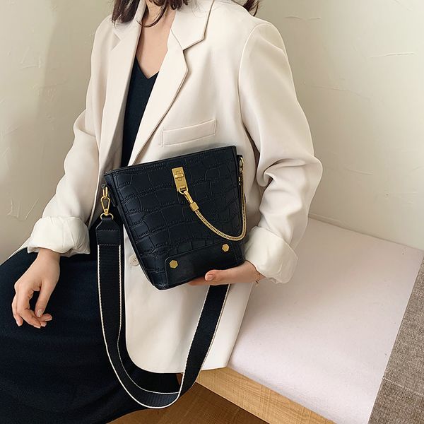 chains bucket bag women retro shoulder bag wide shoulder strap design quality stereotype casual messenger lady's 2020
chains bucket bag women retro shoulder bag wide shoulder strap design quality stereotype casual messenger lady's 2020