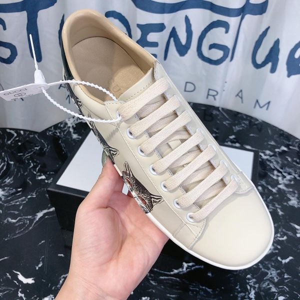 2020p new trend leather casual shoes men and women outdoor sports shoes fashion personality wild party couple shoes, size 35-451, Black
2020p new trend leather casual shoes men and women outdoor sports shoes fashion personality wild party couple shoes, size 35-451, Black
