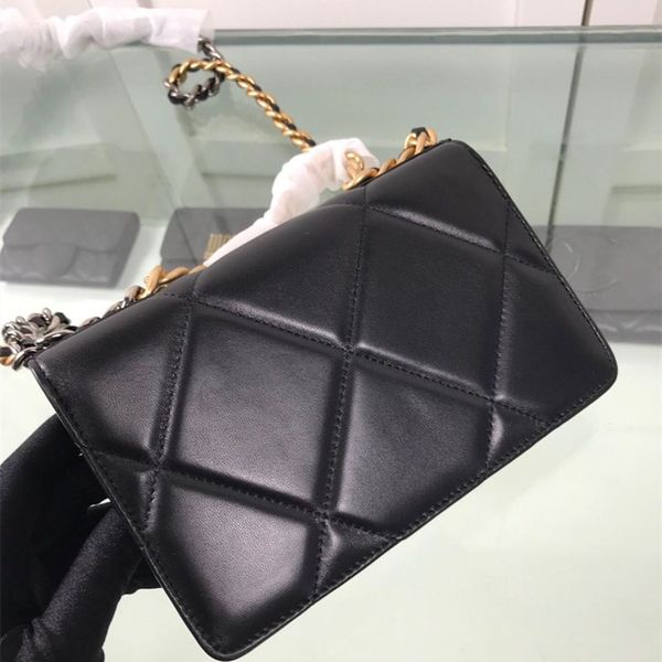 new is a very iconic woman's shoulder bag, and the art director's first collection highlights the essence of the work
new is a very iconic woman's shoulder bag, and the art director's first collection highlights the essence of the work