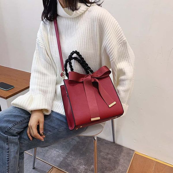 new weave handle handbags women crossbody bags 2020 fashon bow ribbon totes ladies shoulder messenger bag clutches female purses
new weave handle handbags women crossbody bags 2020 fashon bow ribbon totes ladies shoulder messenger bag clutches female purses