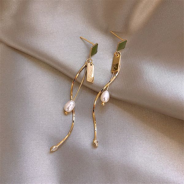2020 new arrival dominated contracted long metal water drop pearl design women earrings korean drop earrings jewelry, Silver
2020 new arrival dominated contracted long metal water drop pearl design women earrings korean drop earrings jewelry, Silver