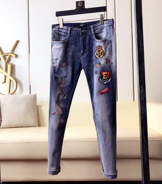 2020 new trendy menswear brand personality letter patch casual blue regular jeans menswear designer slim embroidery denim straight pants siz
2020 new trendy menswear brand personality letter patch casual blue regular jeans menswear designer slim embroidery denim straight pants siz