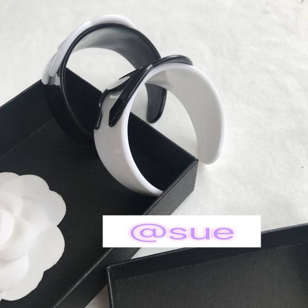 6.5x4.5cm acrylic bracelet fashion white or black cc classic cuff with vip cards gift
6.5x4.5cm acrylic bracelet fashion white or black cc classic cuff with vip cards gift